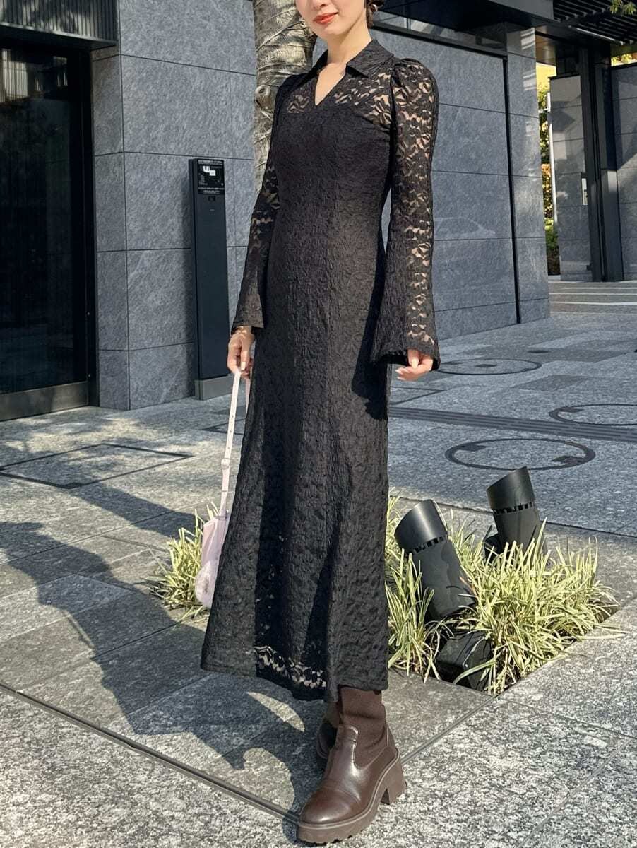 ブラック系のワンピースを着用したレディースの冬コーディネートの4枚目の写真