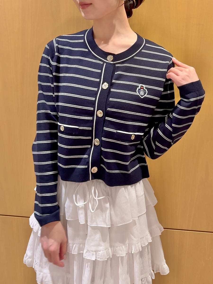 ブルー系のカーディガン/ボレロ、ホワイト系のその他パンツを着用したレディースの夏コーディネートの5枚目の写真