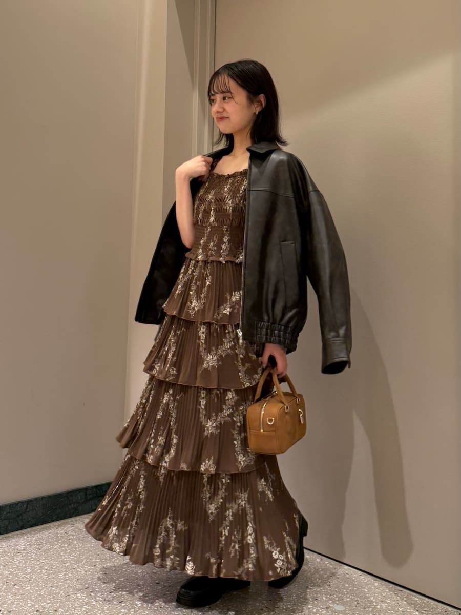 ブラウン系のワンピース、ブラウン系のブルゾン、イエロー系のボストンバッグを着用したレディースの秋コーディネートの2枚目の写真