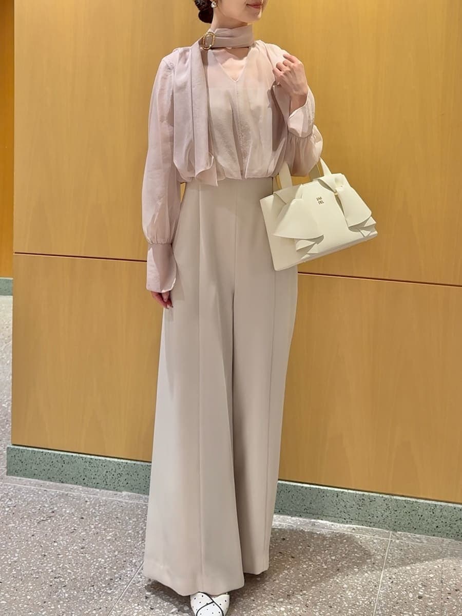 その他のパンプス、ホワイト系のハンドバッグを着用したレディースの冬コーディネートの4枚目の写真