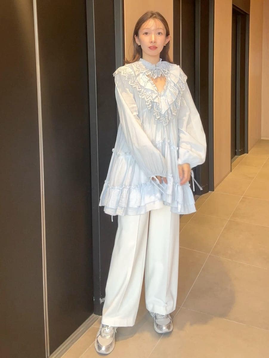 ブルー系のその他トップス、ホワイト系のスラックス、シルバー系のスニーカーを着用したレディースの冬コーディネートの3枚目の写真