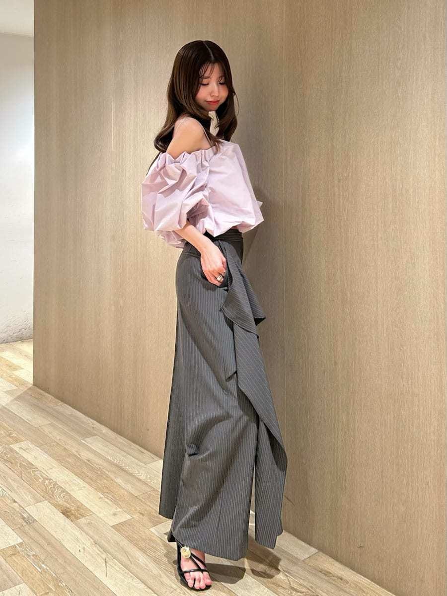 グレー系のその他パンツ、パープル系のシャツ/ブラウスを着用したレディースの春コーディネートの2枚目の写真