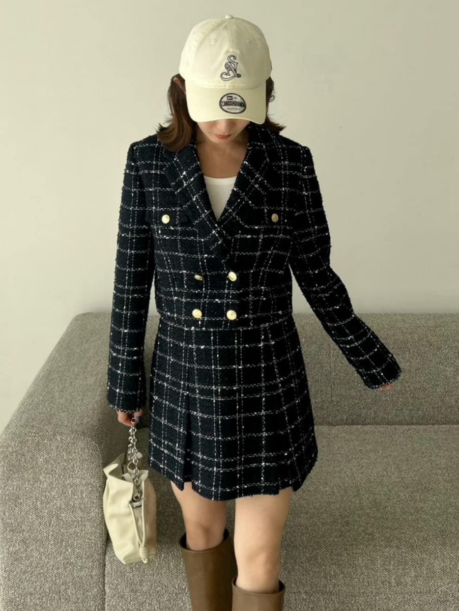 ホワイト系のTシャツ/カットソー、ブルー系のテーラードジャケット、ブルー系のスカートを着用したレディースの冬コーディネートの7枚目の写真