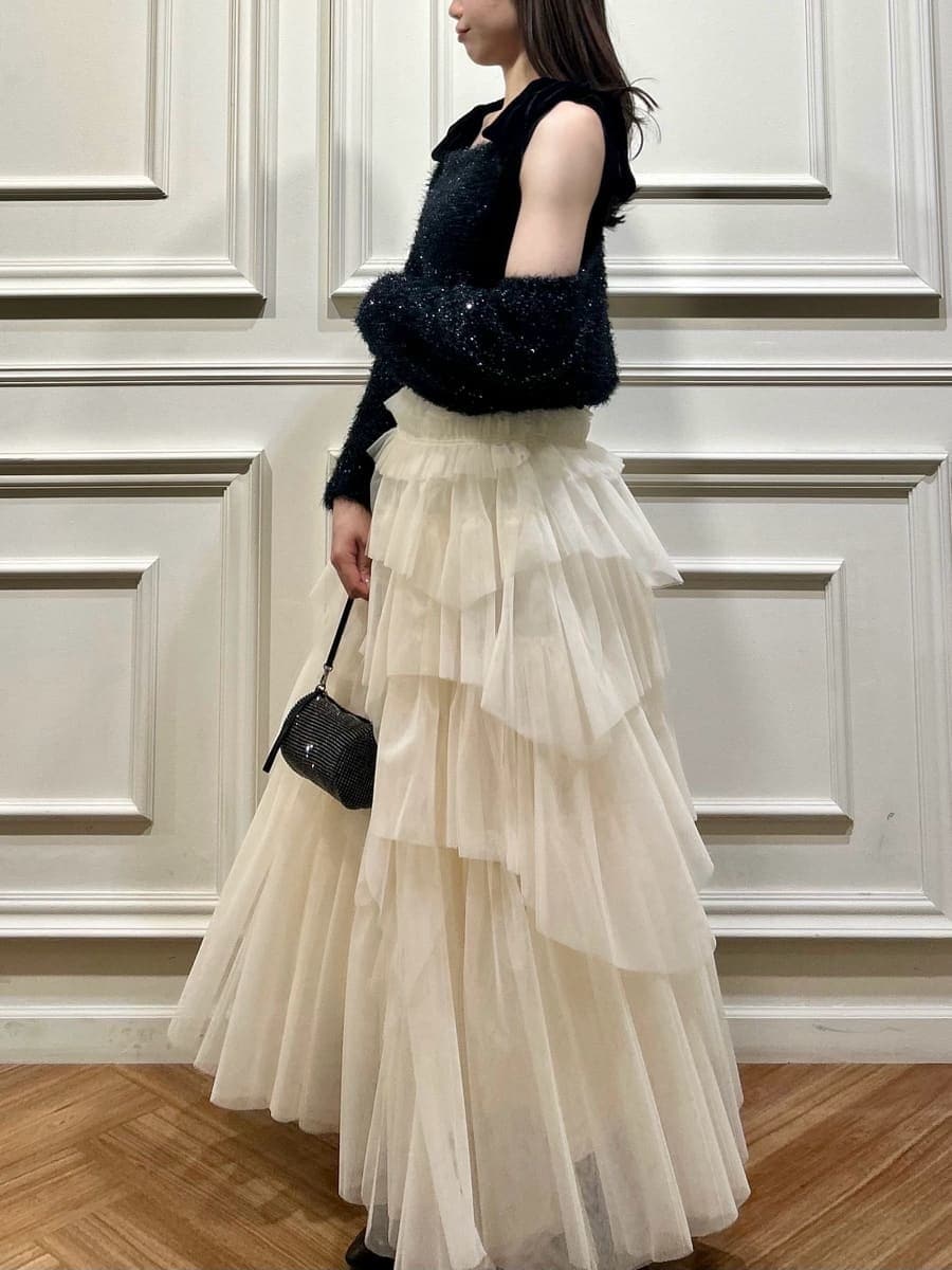 ブラック系のニット/セーター、ゴールド系のピアス（両耳用）を着用したレディースの冬コーディネートの3枚目の写真