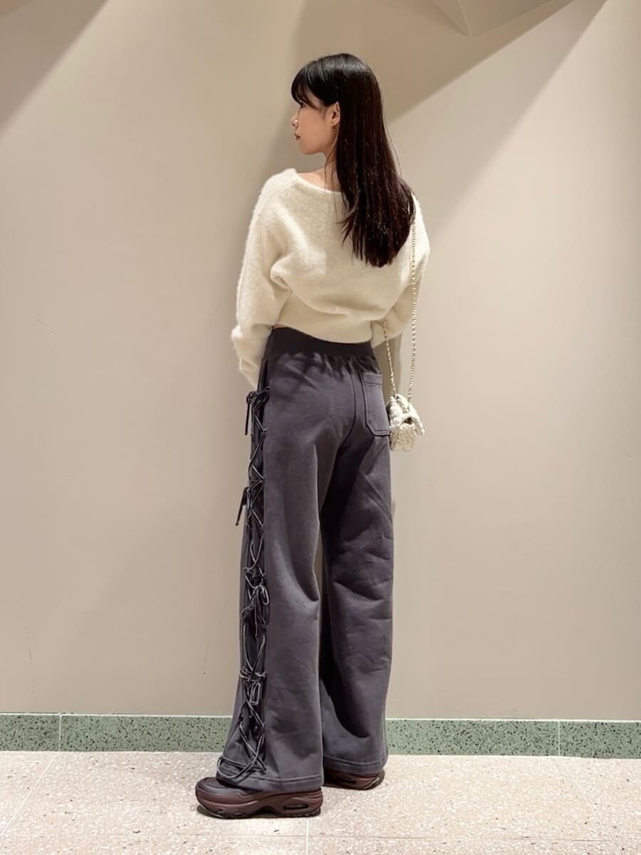 ベージュ系のカーディガン/ボレロ、ブラック系のその他パンツ、ホワイト系のショルダーバッグを着用したレディースの秋コーディネートの2枚目の写真