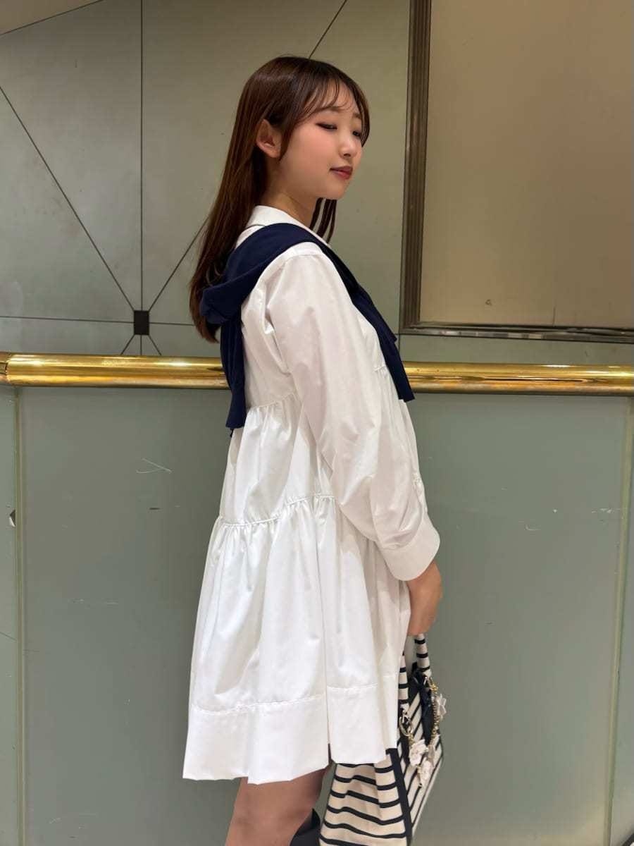 ホワイト系のワンピース、ブルー系のカーディガン/ボレロ、その他のハンドバッグを着用したレディースの春コーディネートの5枚目の写真