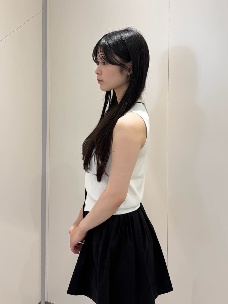 ホワイト系のニット/セーター、ブラック系のサンダル、ブラック系のその他パンツを着用したレディースの夏コーディネートの4枚目の写真