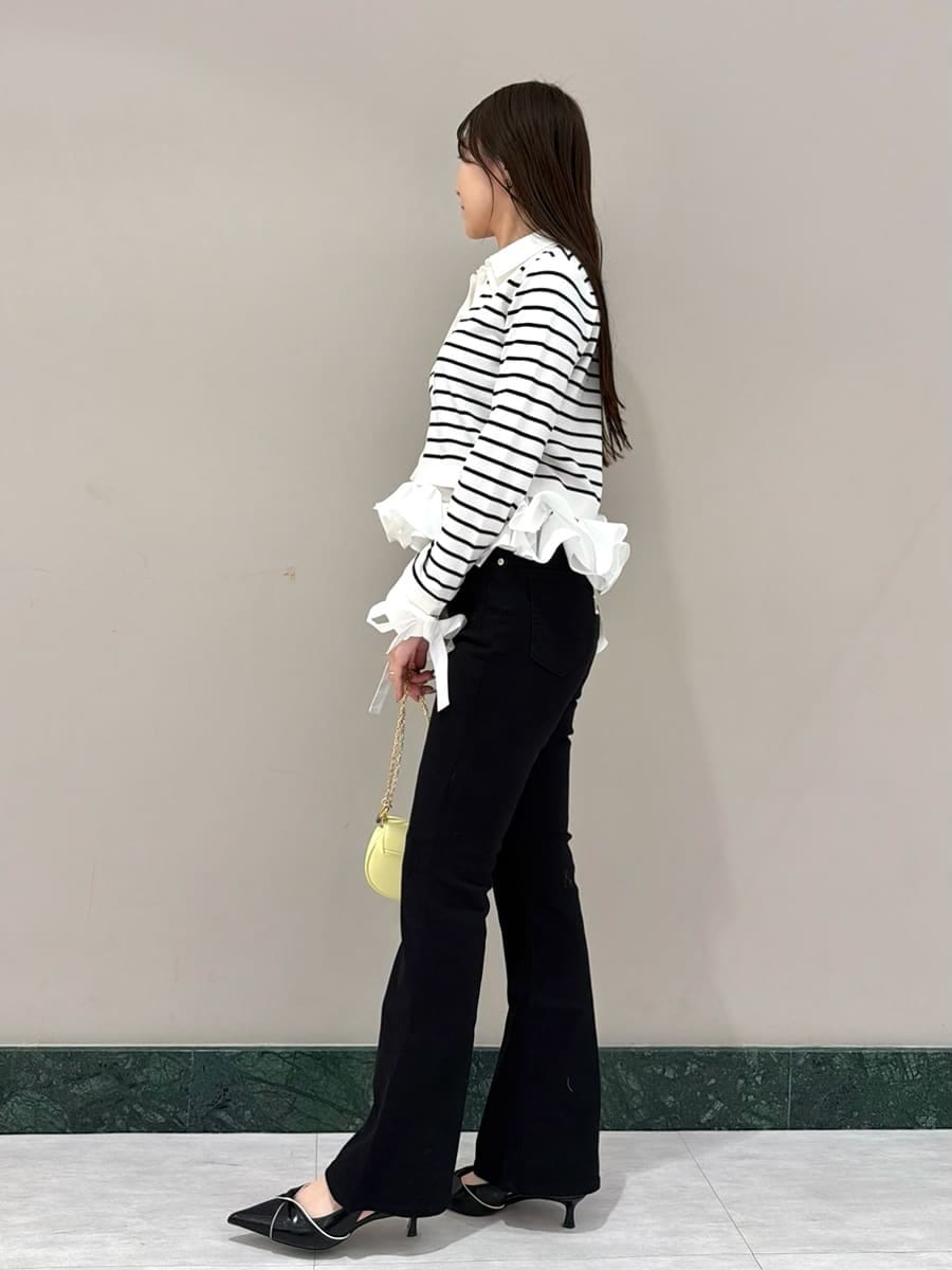 ブラック系のその他パンツ、その他のニット/セーター、ブラック系のパンプスを着用したレディースの冬コーディネートの2枚目の写真