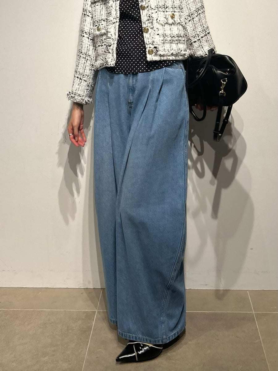 ホワイト系のノーカラージャケット、ブラック系のキャミソール、ブラック系のパンプスを着用したレディースの春コーディネートの7枚目の写真