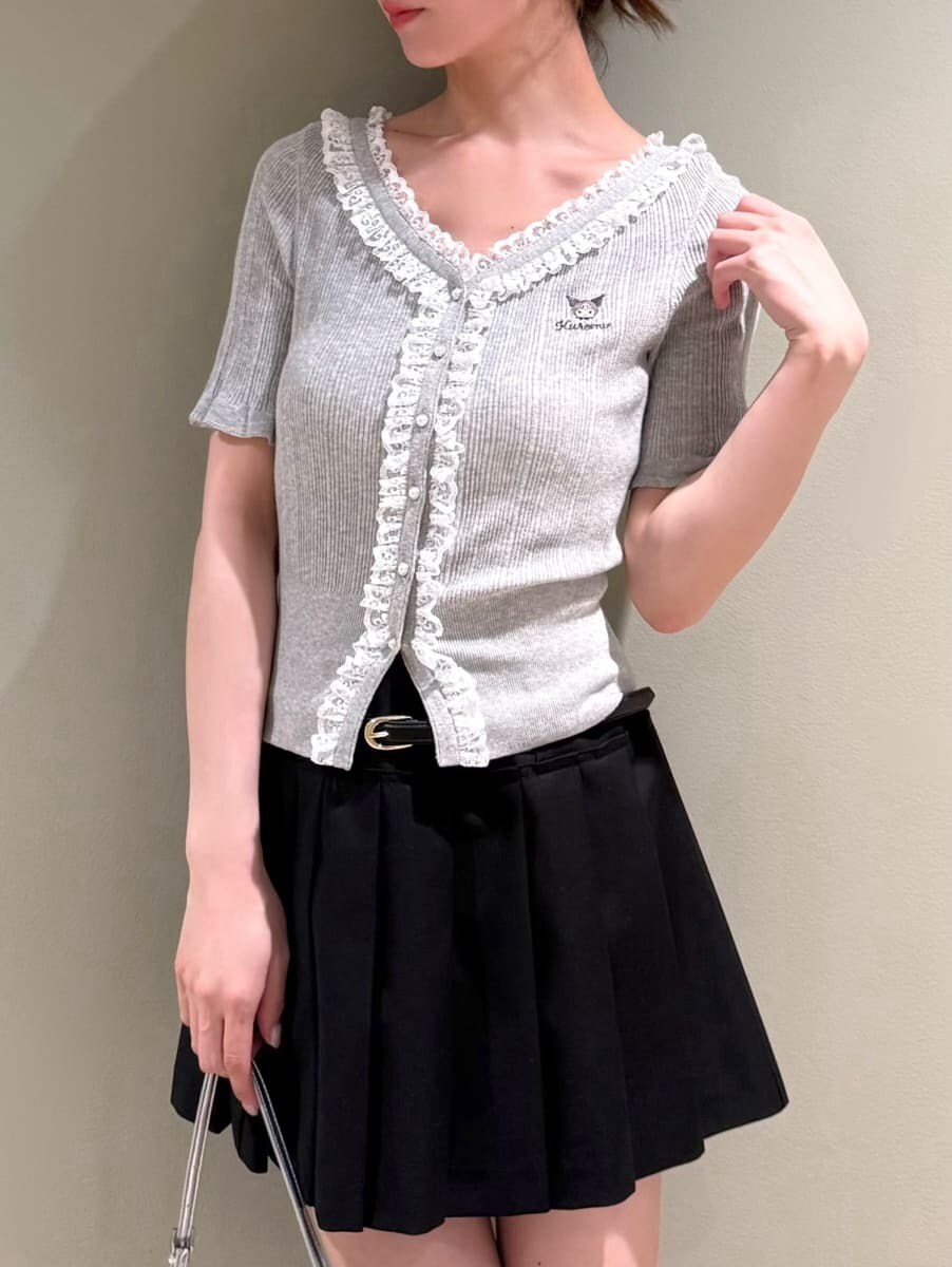 ブラック系のその他パンツ、ブラック系のサンダルを着用したレディースの夏コーディネートの3枚目の写真