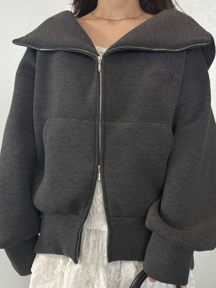 ホワイト系のその他パンツ、ホワイト系のシャツ/ブラウス、ホワイト系のハンドバッグを着用したレディースの春コーディネートの5枚目の写真