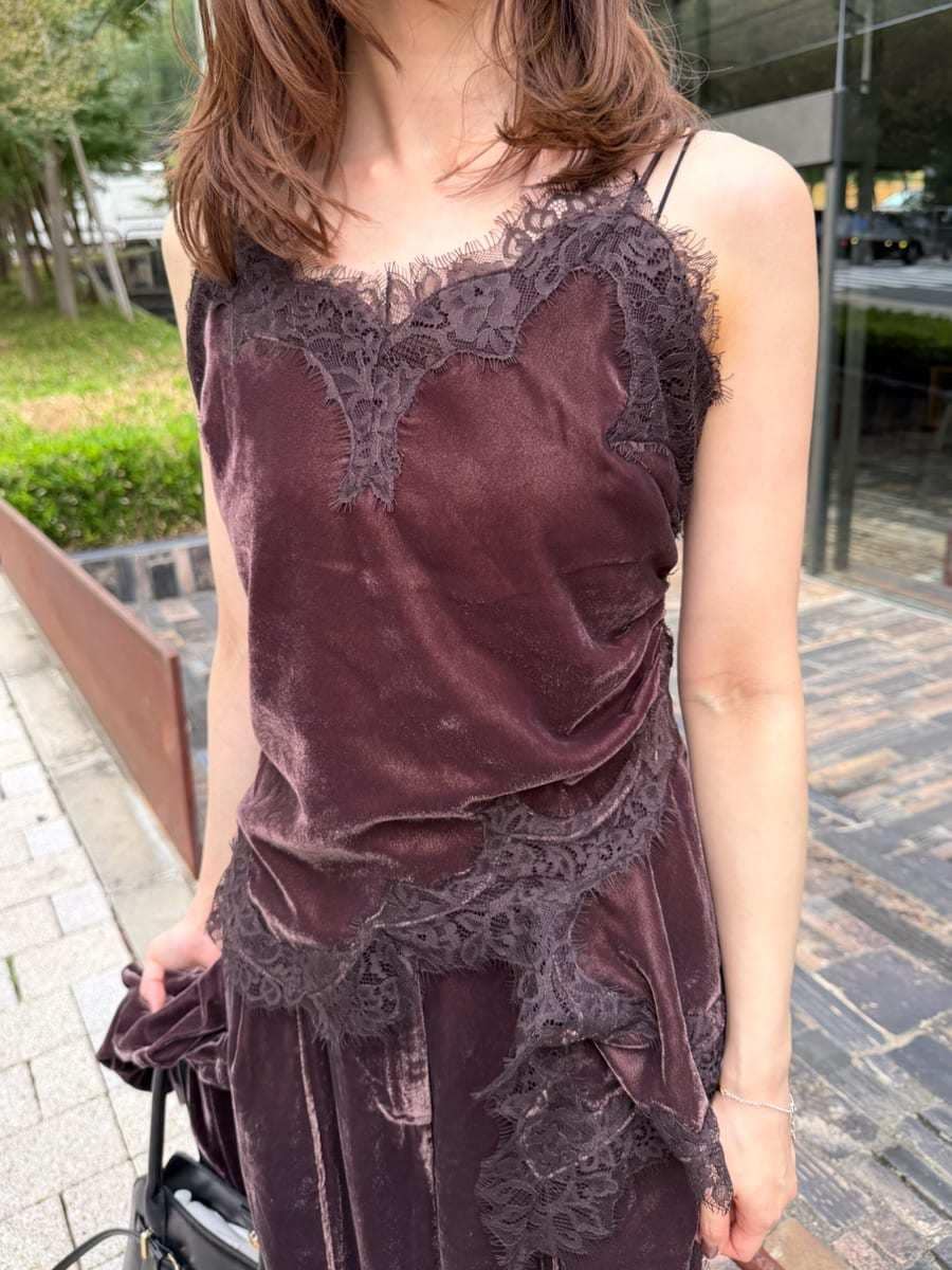 ブラウン系のその他パンツ、ブルー系のキャミソール、ブラック系のサンダルを着用したレディースの秋コーディネートの3枚目の写真