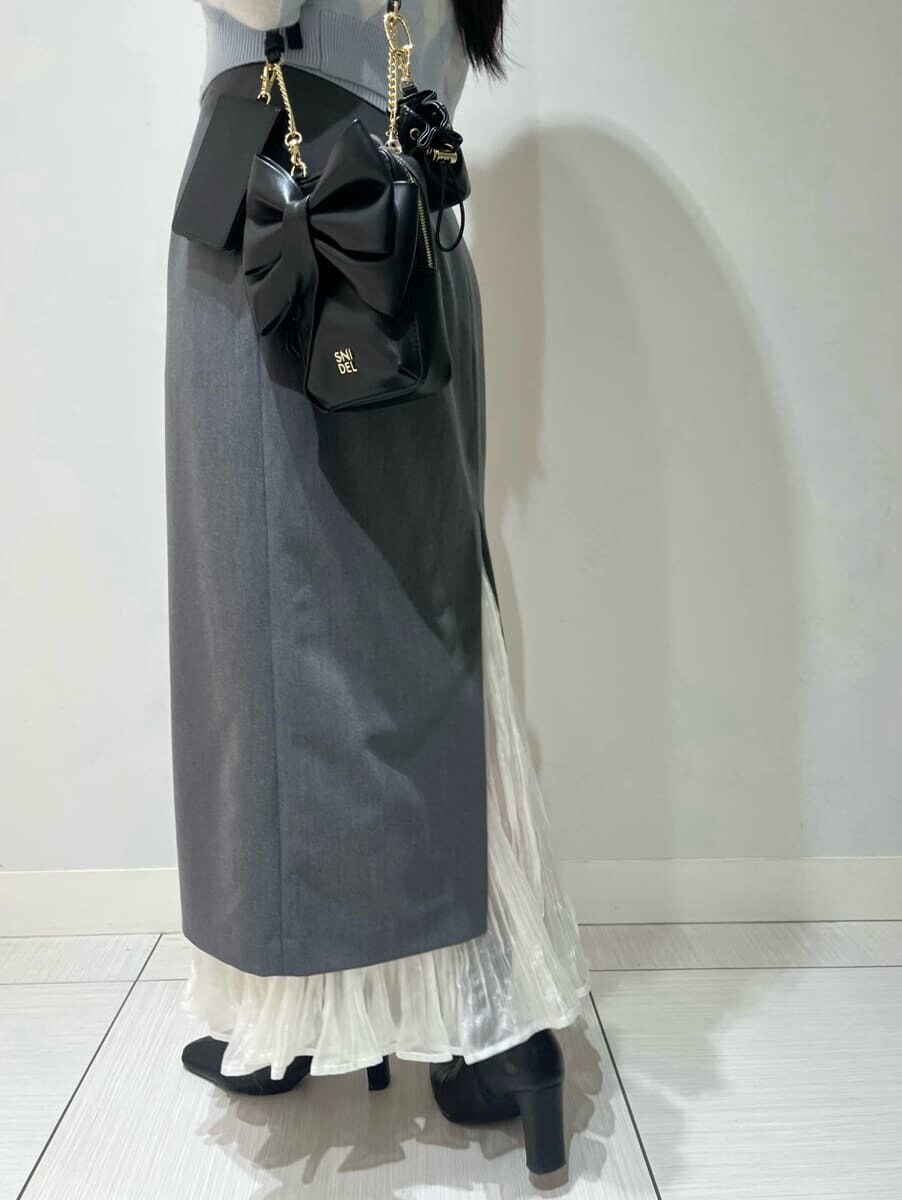 ブラック系のブーツ、グレー系のスカート、ブルー系のニット/セーターを着用したレディースの秋コーディネートの8枚目の写真