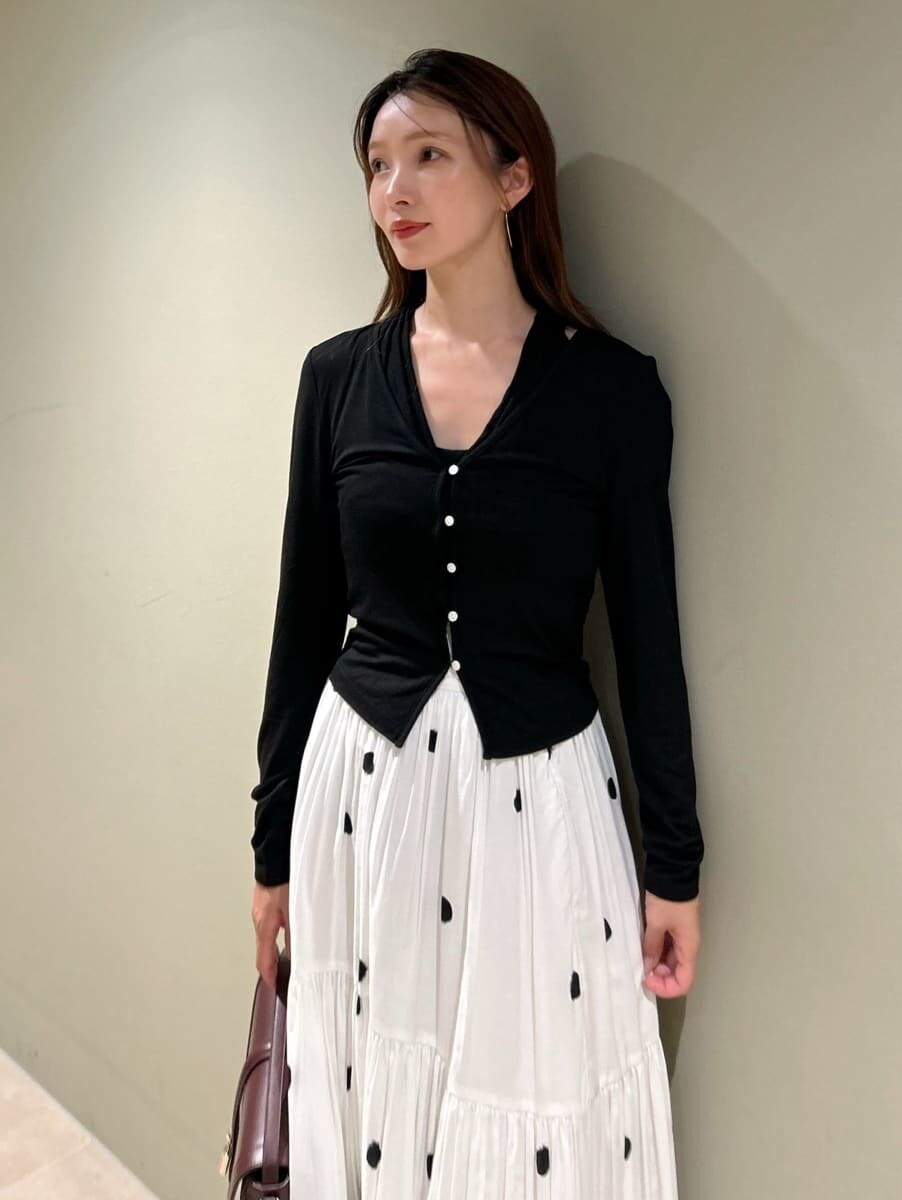 その他のスカート、ブラック系のブーツ、ブラウン系のハンドバッグを着用したレディースの秋コーディネートの2枚目の写真