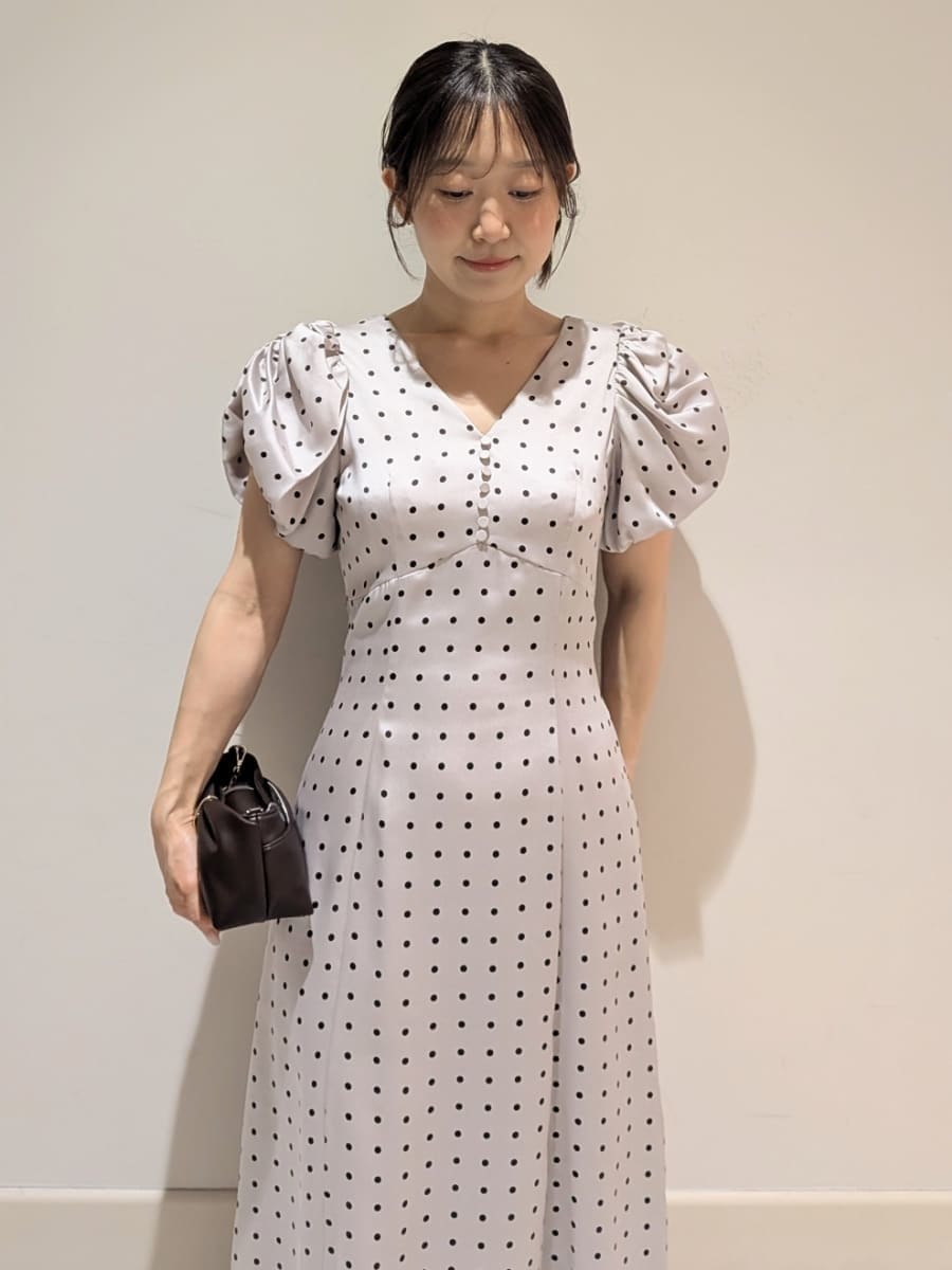 ホワイト系のワンピースを着用したレディースの夏コーディネートの3枚目の写真