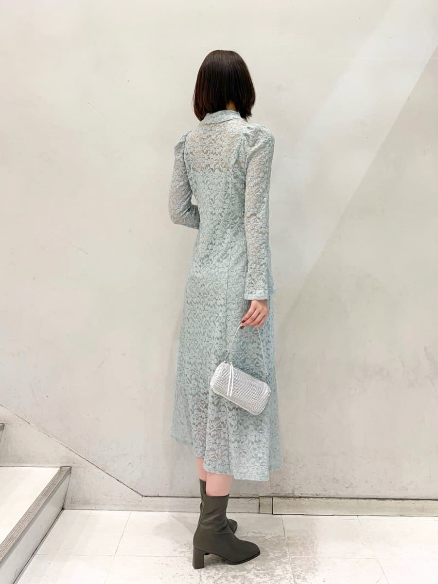 グリーン系のワンピースを着用したレディースの冬コーディネートの2枚目の写真