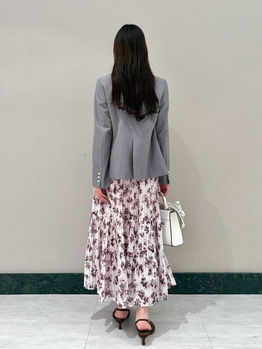 ピンク系のワンピース、グレー系のテーラードジャケット、ブラウン系のパンプスを着用したレディースの冬コーディネートの2枚目の写真