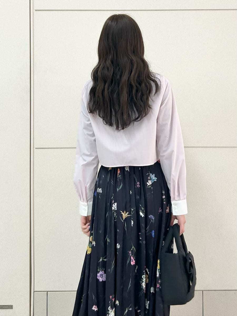 ブルー系のスカート、ピンク系のシャツ/ブラウスを着用したレディースの冬コーディネートの7枚目の写真