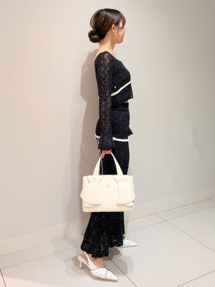 ブルー系のスカート、ブルー系のニット/セーター、その他のパンプスを着用したレディースの春コーディネートの2枚目の写真