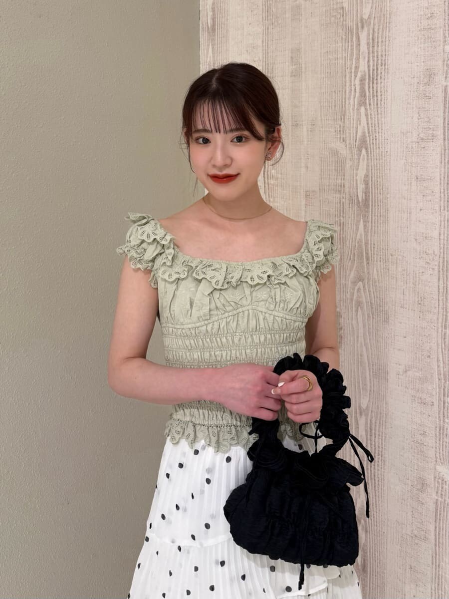 その他のスカート、グリーン系のシャツ/ブラウス、ホワイト系の折りたたみ傘を着用したレディースの春コーディネートの3枚目の写真