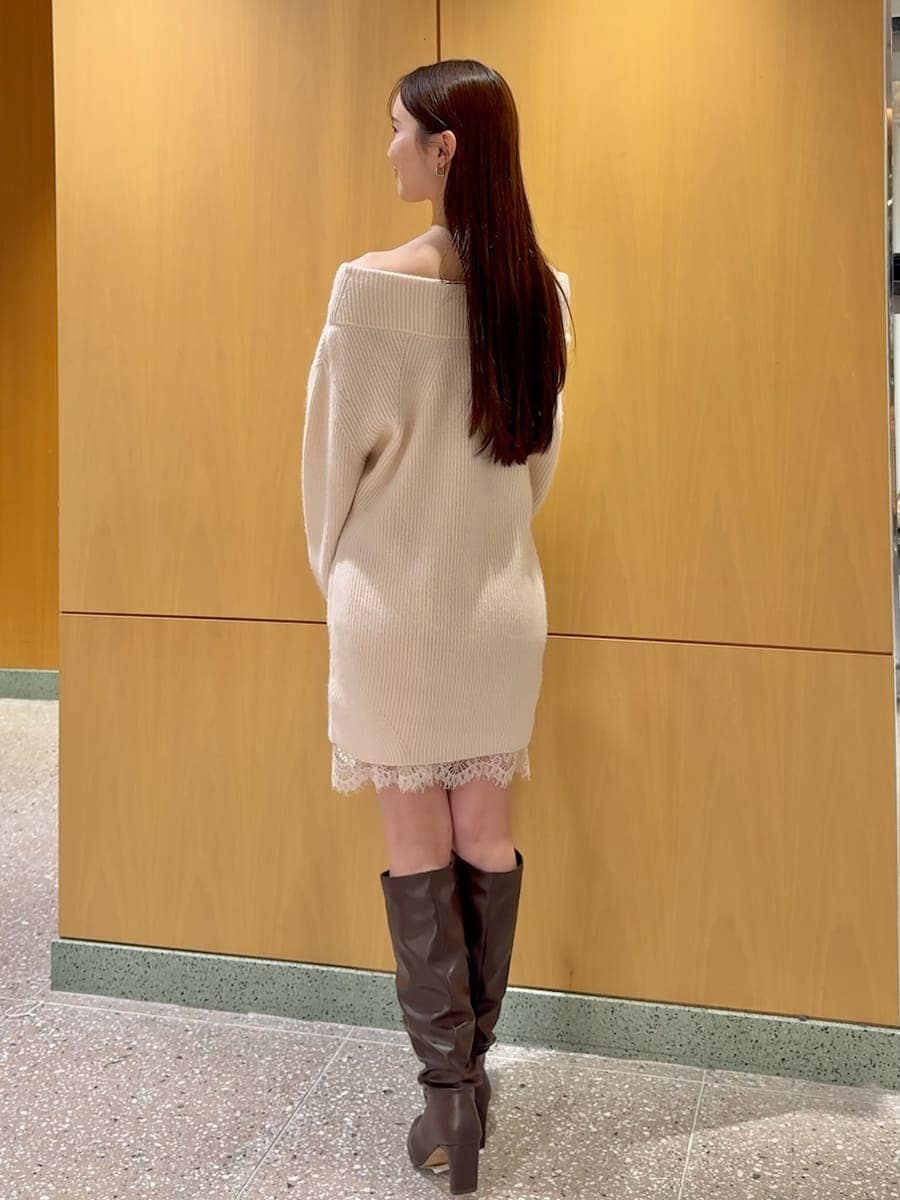 ホワイト系のワンピース、ブラック系のダウンジャケット/コート、ホワイト系のハンドバッグを着用したレディースの冬コーディネートの9枚目の写真