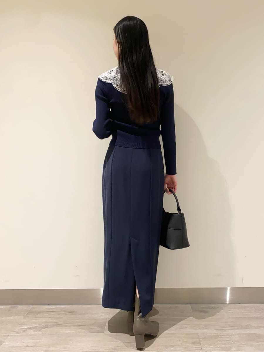 ブルー系のスカート、ブルー系のニット/セーター、ブラック系のハンドバッグを着用したレディースの冬コーディネートの4枚目の写真