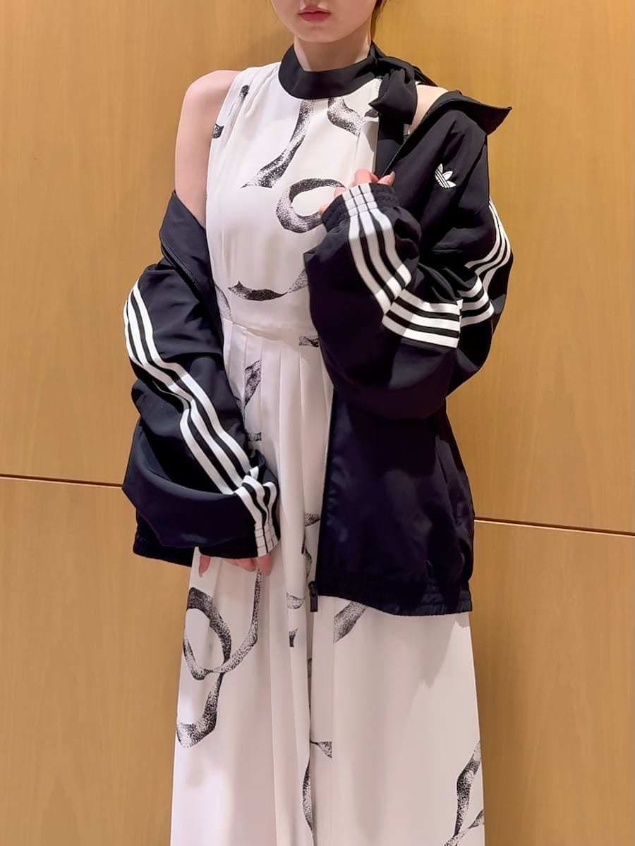 ホワイト系のワンピース、ブラック系のブルゾン、ブラック系のハンドバッグを着用したレディースの春コーディネートの5枚目の写真