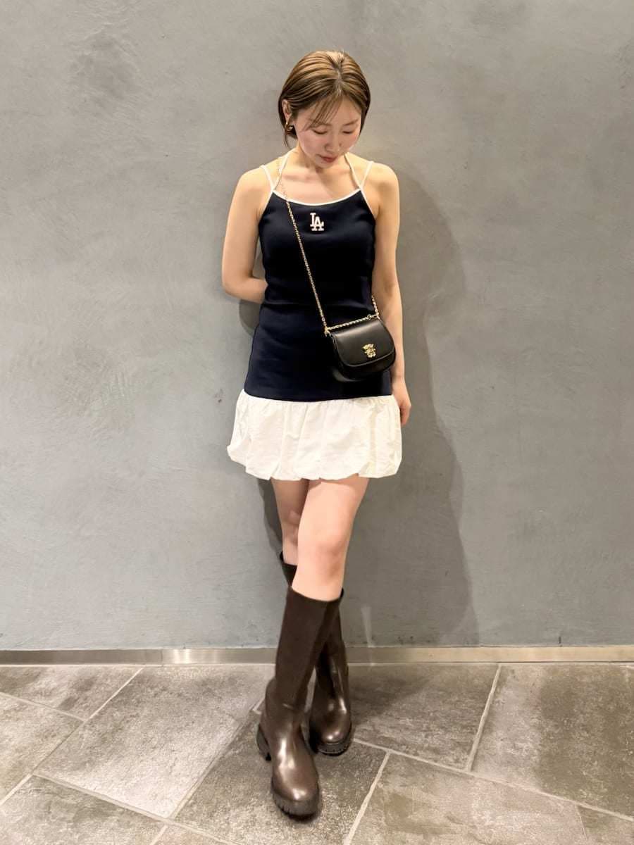 ホワイト系のノーカラージャケット、ブルー系のワンピース、ブラック系のショルダーバッグを着用したレディースの春コーディネートの8枚目の写真