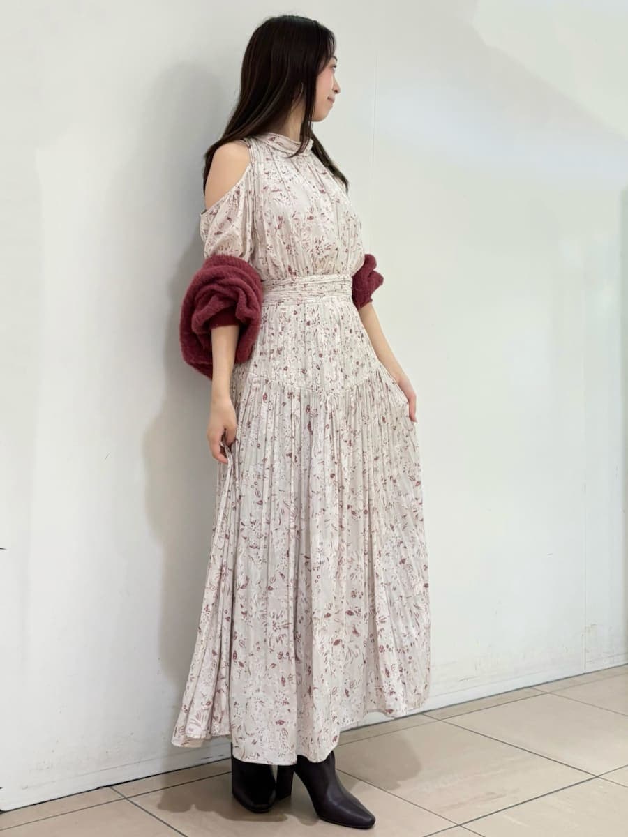 レッド系のブーツ、ピンク系のワンピース、ピンク系のカーディガン/ボレロを着用したレディースの冬コーディネートの3枚目の写真