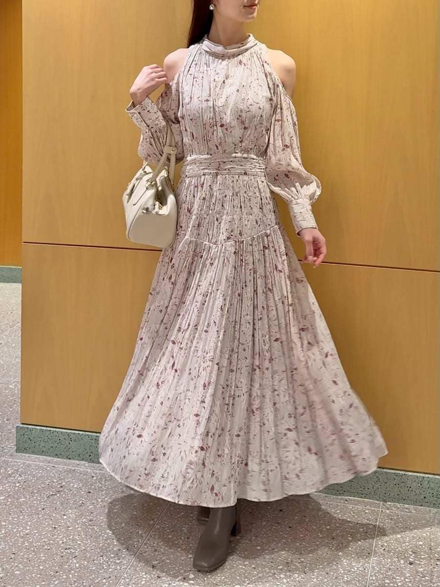 ピンク系のワンピース、ホワイト系のカーディガン/ボレロ、ホワイト系のボストンバッグを着用したレディースの冬コーディネートの5枚目の写真