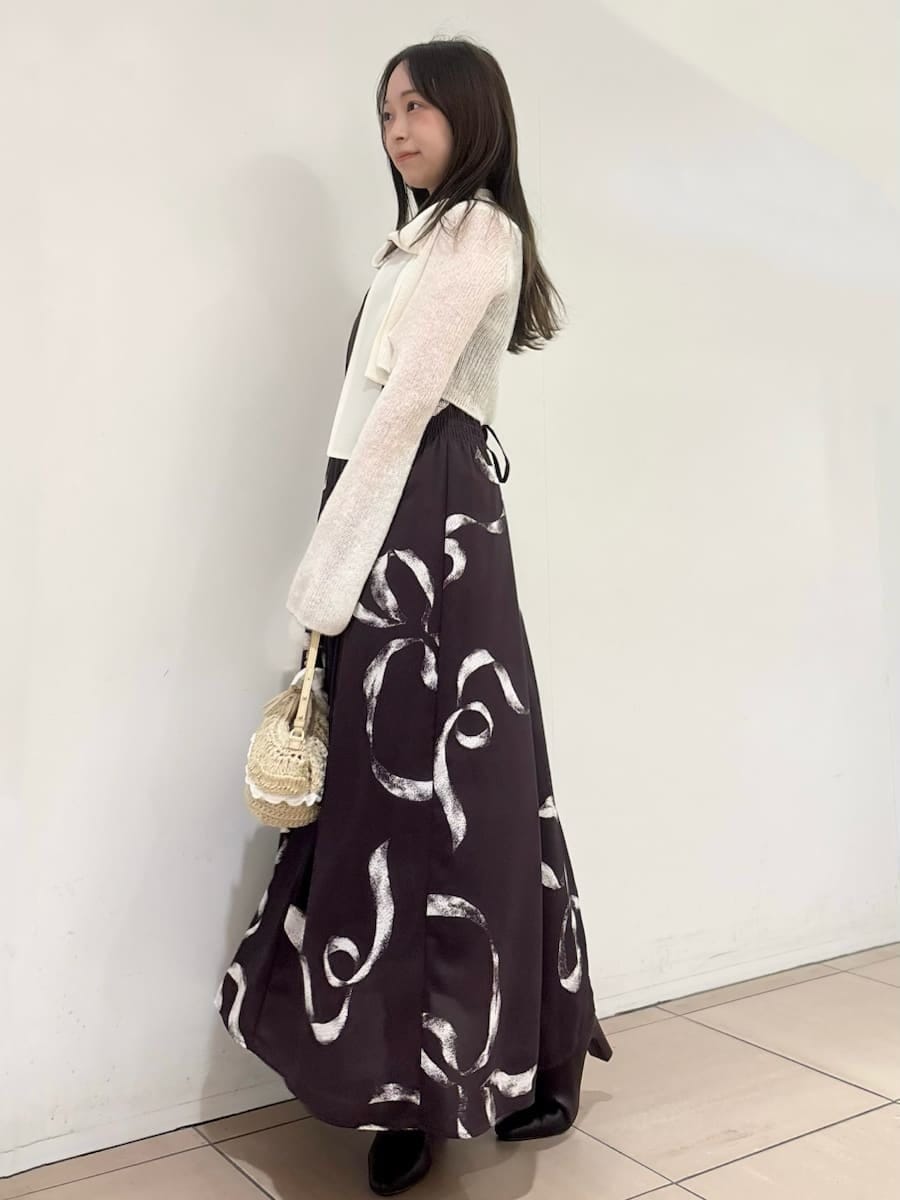 レッド系のブーツ、ブラウン系のワンピースを着用したレディースの冬コーディネートの2枚目の写真