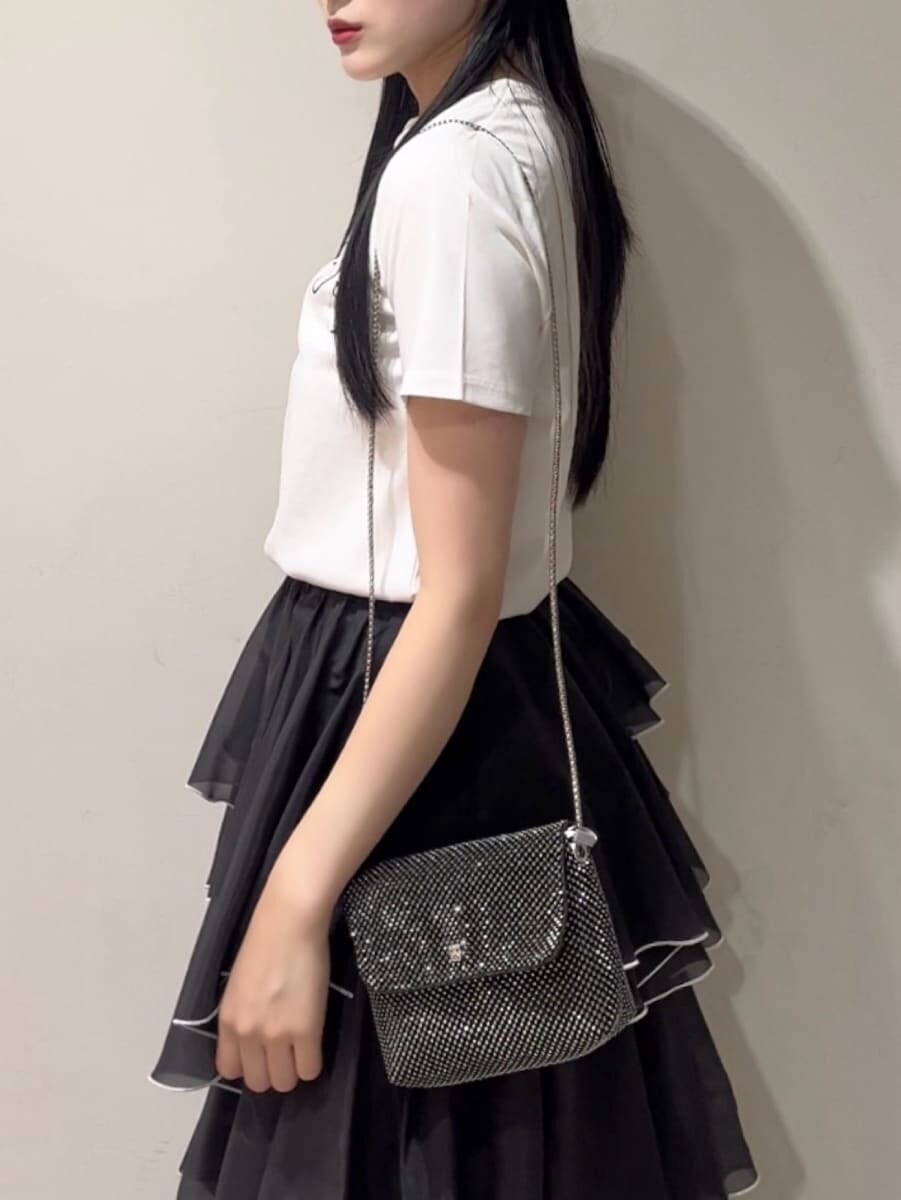 ブラック系のサンダル、ブラック系のスカート、ホワイト系のTシャツ/カットソーを着用したレディースの夏コーディネートの5枚目の写真