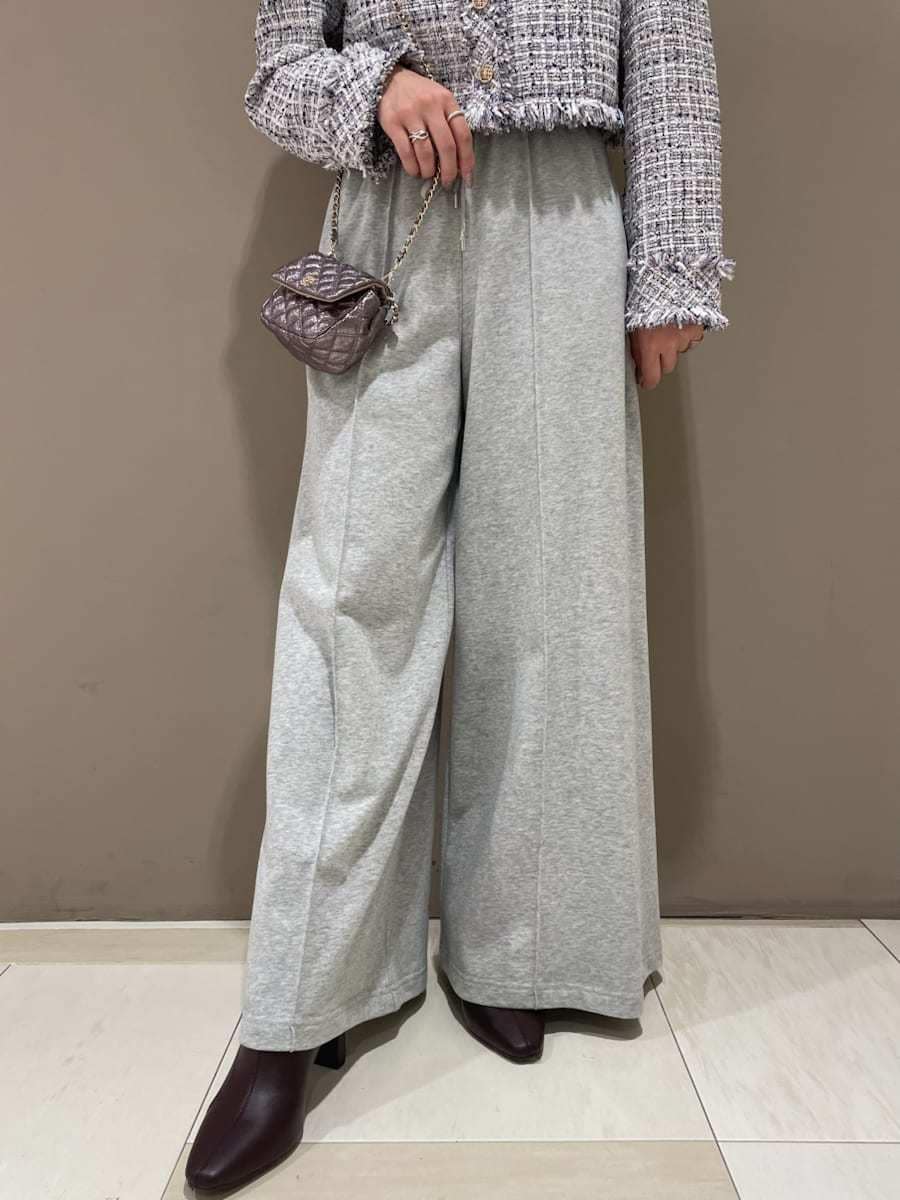 その他のノーカラージャケット、グレー系のその他パンツ、パープル系のショルダーバッグを着用したレディースの秋コーディネートの6枚目の写真