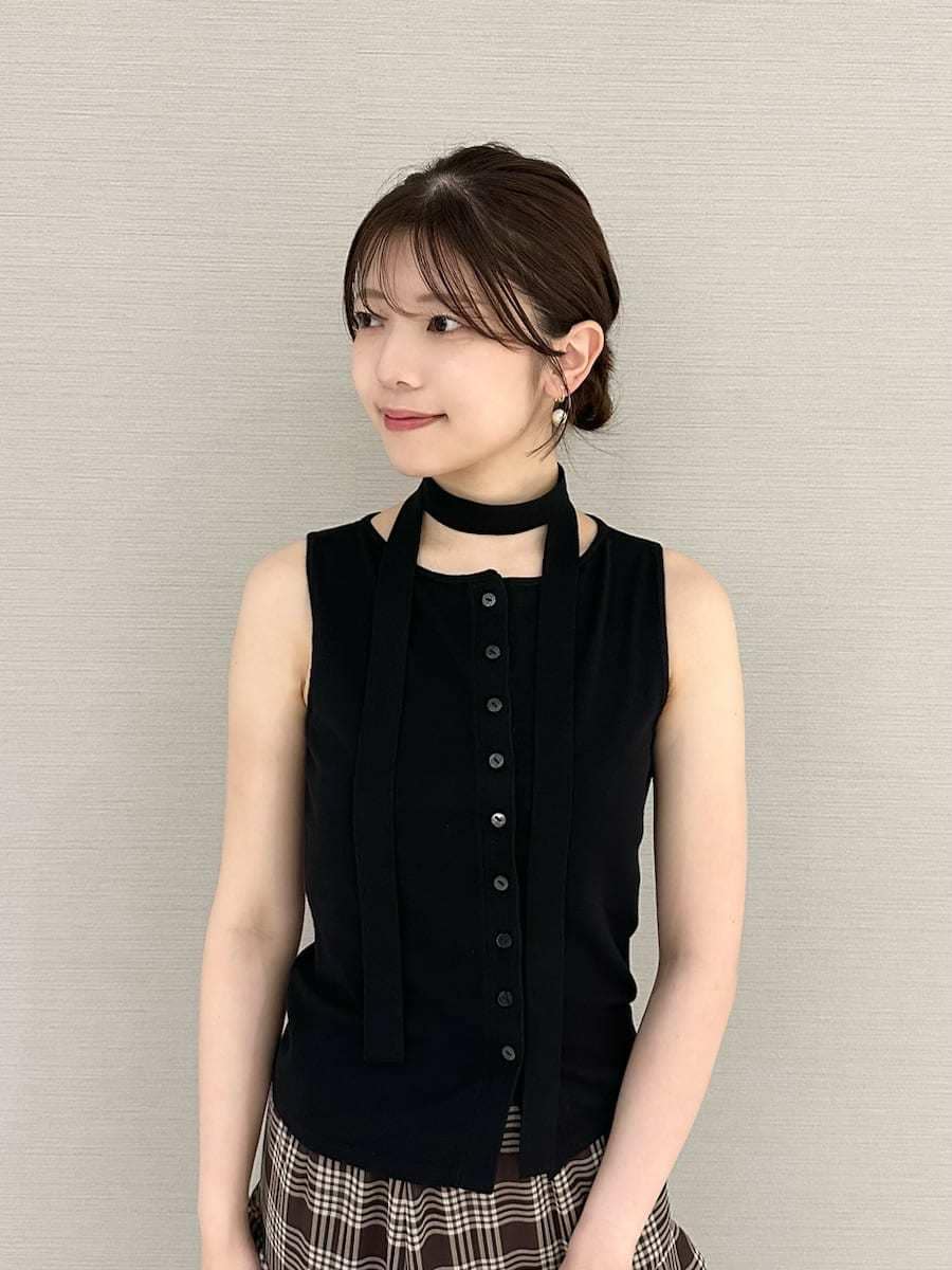 ブラウン系のブルゾン、ブラック系のサンダル、ブラウン系のボストンバッグを着用したレディースの秋コーディネートの6枚目の写真