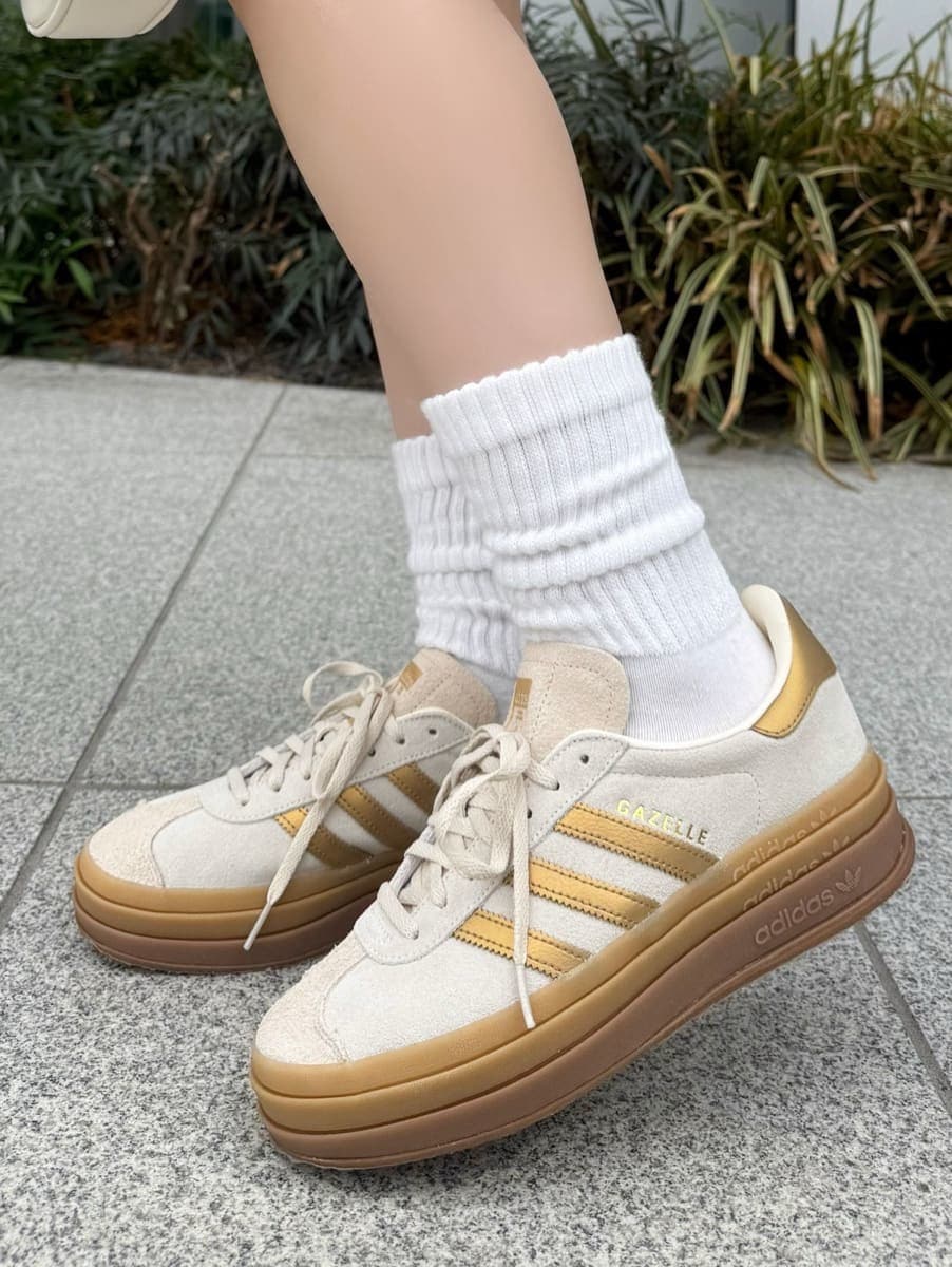 ホワイト系のその他パンツ、ホワイト系のTシャツ/カットソー、ホワイト系のショルダーバッグを着用したレディースの冬コーディネートの4枚目の写真