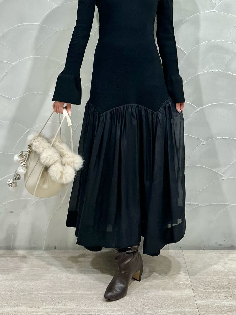 その他のテーラードジャケット、ブラック系のワンピース、ホワイト系のハンドバッグを着用したレディースの秋コーディネートの6枚目の写真