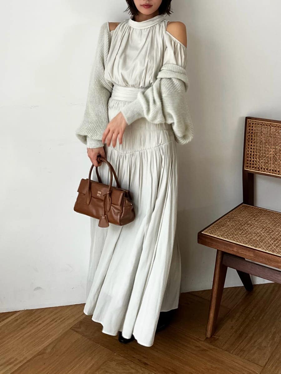 ブラック系のブーツ、グリーン系のワンピース、グリーン系のカーディガン/ボレロを着用したレディースの冬コーディネートの5枚目の写真