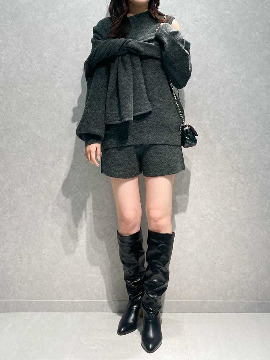 ブラック系のショルダーバッグ、ホワイト系のダウンジャケット/コート、グレー系のその他パンツを着用したレディースの冬コーディネートの5枚目の写真