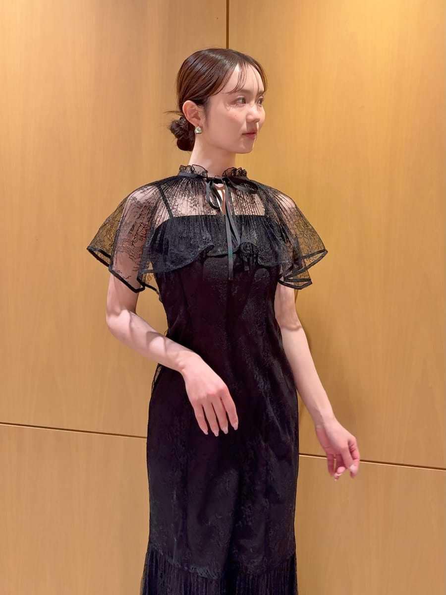 ブラック系のパンプス、シルバー系のピアス（両耳用）を着用したレディースの冬コーディネートの4枚目の写真