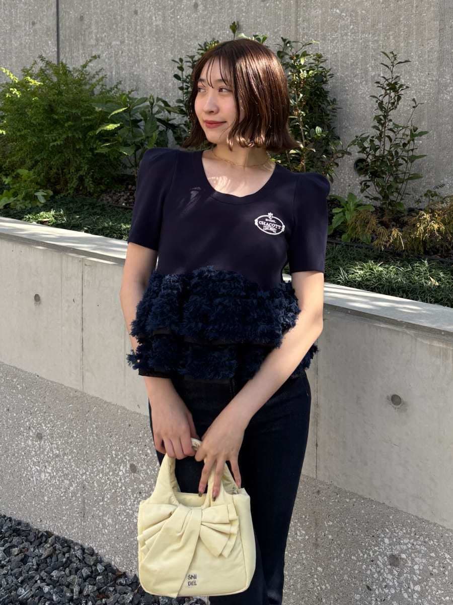 ブルー系のその他パンツ、ブルー系のニット/セーター、イエロー系のパンプスを着用したレディースの春コーディネートの9枚目の写真