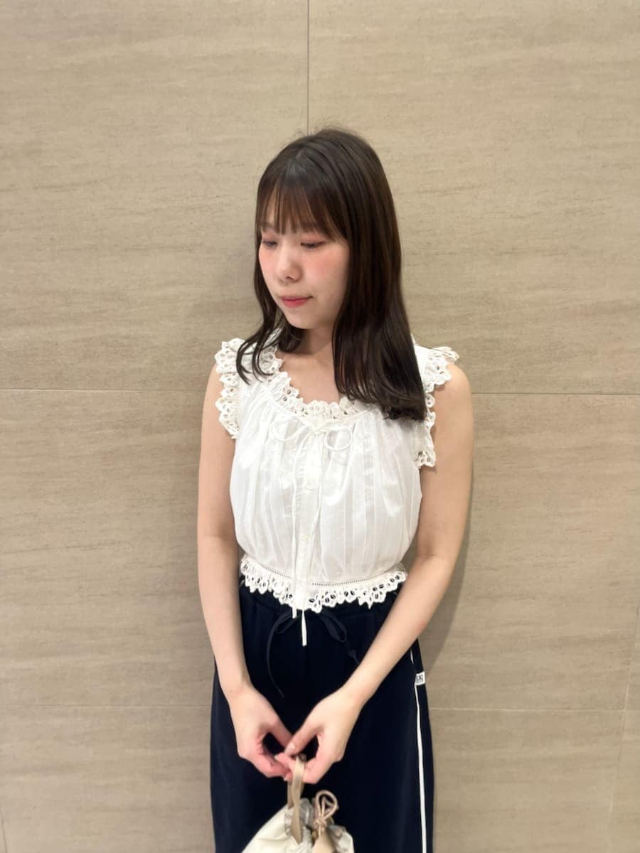 ブルー系のスウェットパンツ、ホワイト系のシャツ/ブラウス、ブルー系のパーカーを着用したレディースの夏コーディネートの3枚目の写真