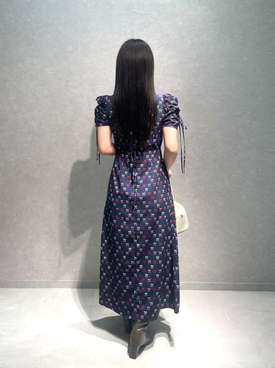 ブルー系のワンピース、ホワイト系のボストンバッグを着用したレディースの冬コーディネートの4枚目の写真