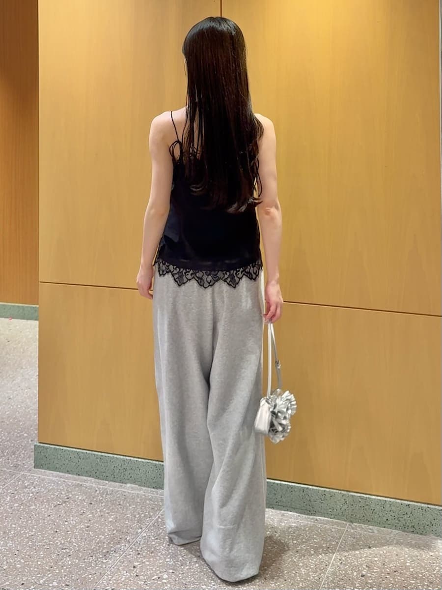シルバー系のハンドバッグ、グレー系のその他パンツ、ブラック系のキャミソールを着用したレディースの春コーディネートの3枚目の写真