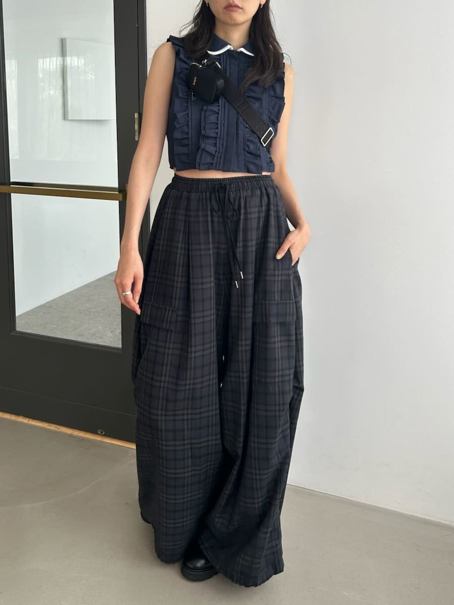 ブルー系のシャツ/ブラウス、ブルー系のその他パンツ、ブラック系のショルダーバッグを着用したレディースの夏コーディネートの4枚目の写真