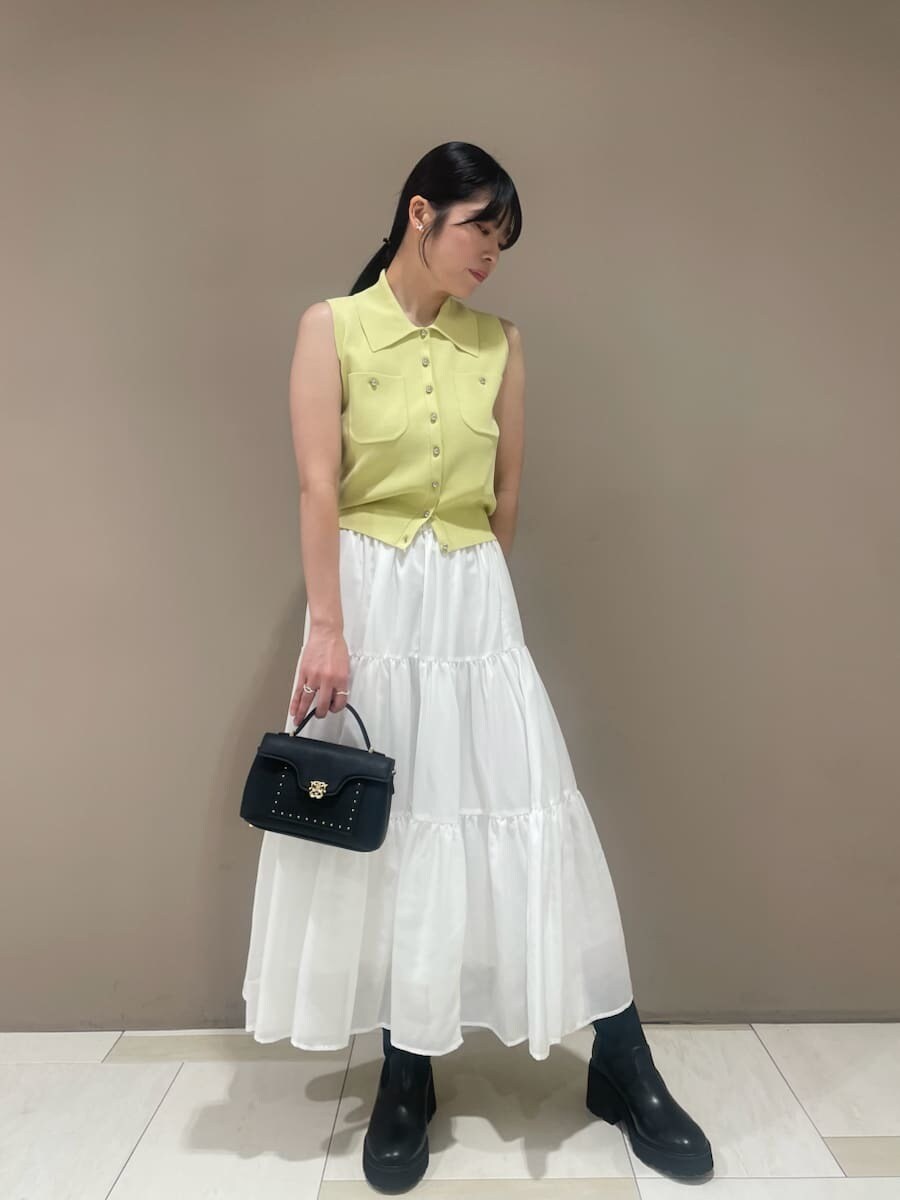 グリーン系のワンピース、ブラック系のショルダーバッグを着用したレディースの夏コーディネートの3枚目の写真