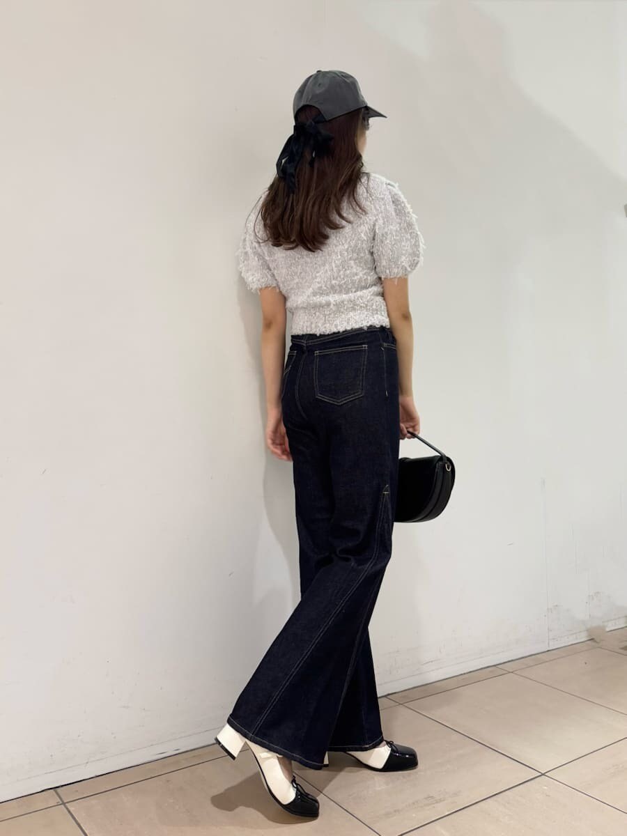 グレー系のニット/セーター、ブルー系のデニムパンツ、その他のパンプスを着用したレディースの夏コーディネートの2枚目の写真