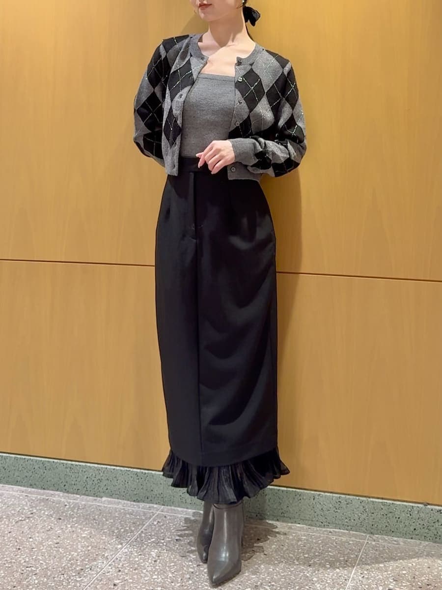 グレー系のブーツ、ブラック系のスカート、グレー系のニット/セーターを着用したレディースの秋コーディネートの4枚目の写真