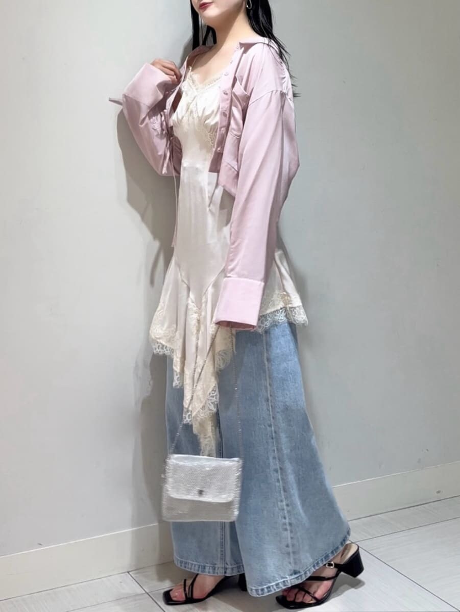 ブルー系のデニムパンツ、ブラック系のサンダル、ピンク系のシャツ/ブラウスを着用したレディースの夏コーディネートの2枚目の写真