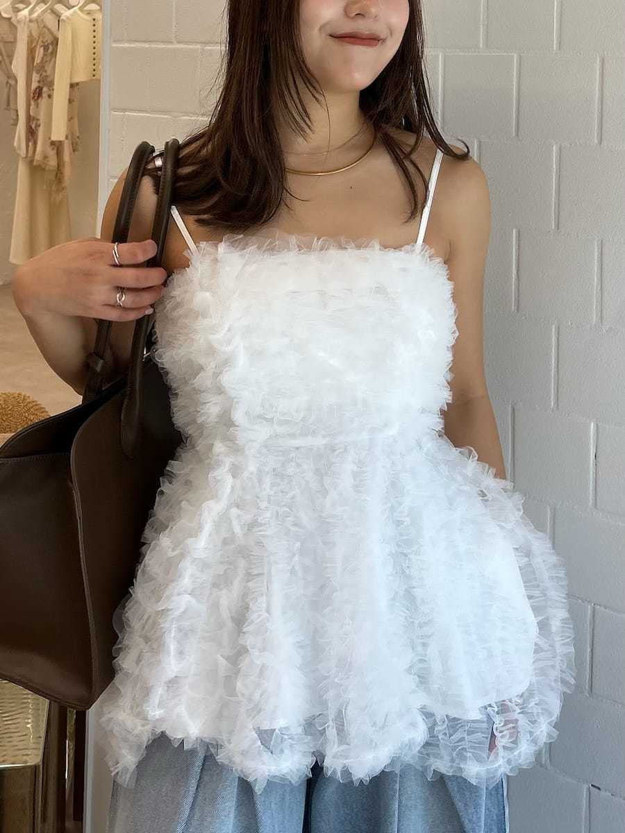 ブラック系のサンダル、ブルー系のデニムパンツ、ブラウン系のトートバッグを着用したレディースの夏コーディネートの6枚目の写真