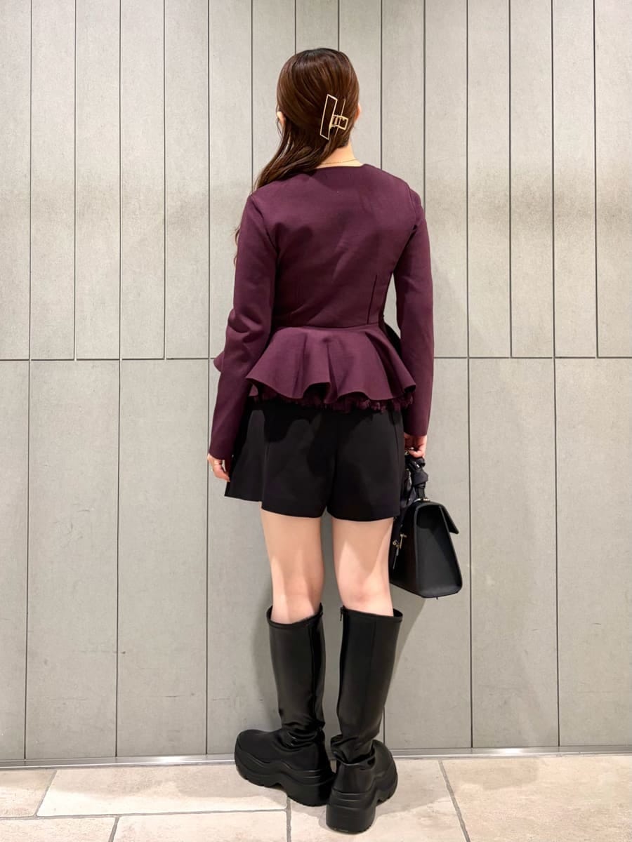 レッド系のテーラードジャケット、ブラック系のその他パンツ、ブラック系のブーツを着用したレディースの夏コーディネートの3枚目の写真